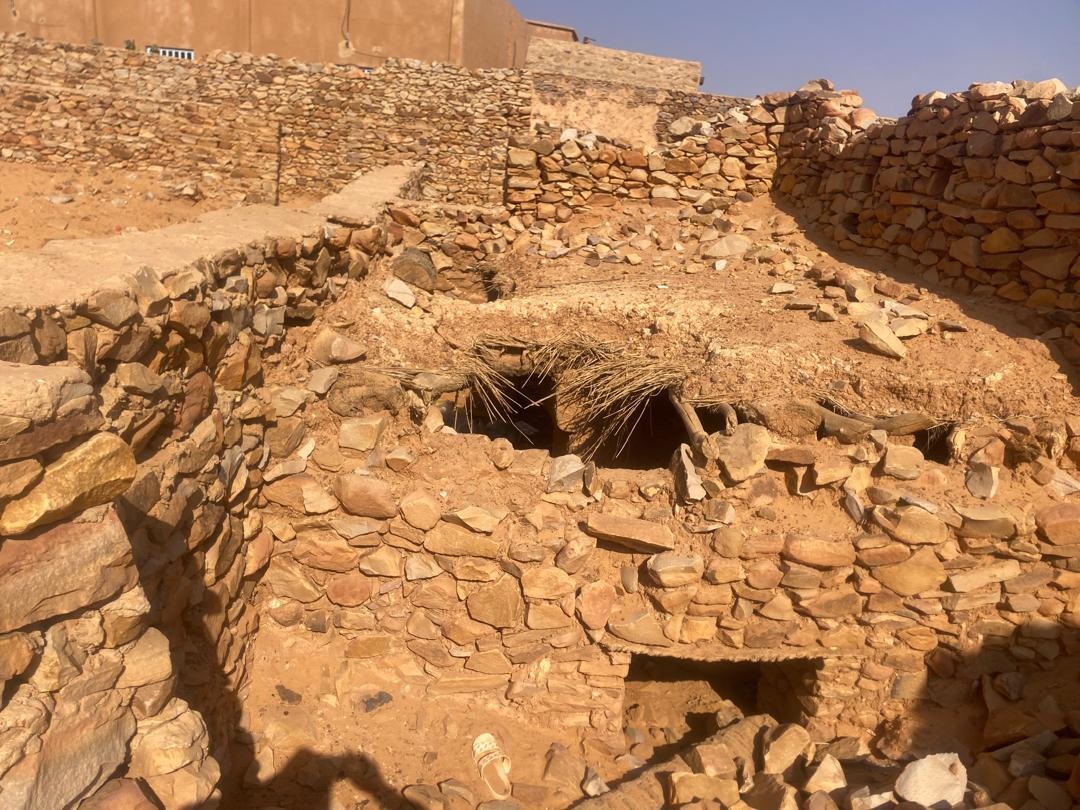 منازل مدفونة تحت الارض يفترض بعض الباحثين انها تحوي كنوزا