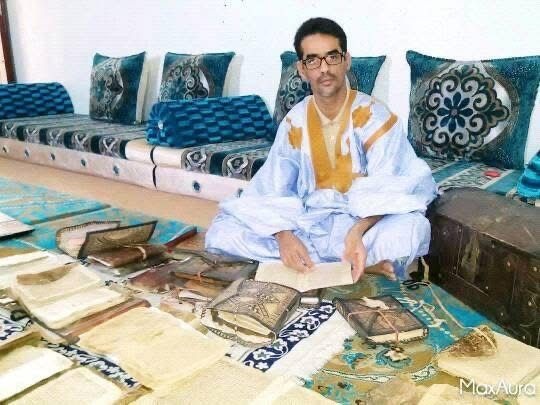 الباحث في علم المخطوطات محمد الأمين ولد بعلمش المشرف على مكتبة أهل بلعمش