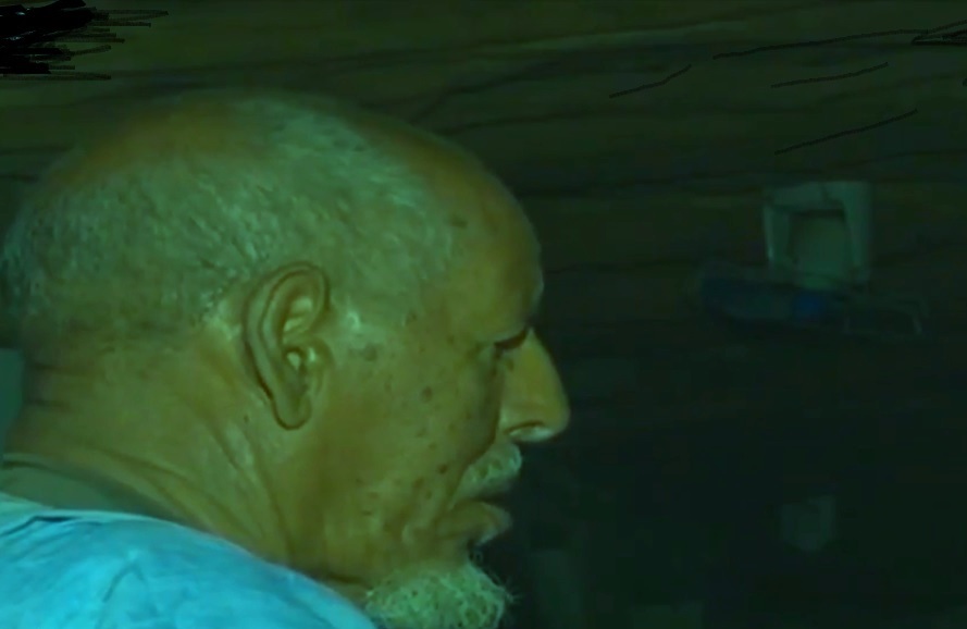 مؤذن مسجد شنقيط العتيق يرفع أذان الفجر