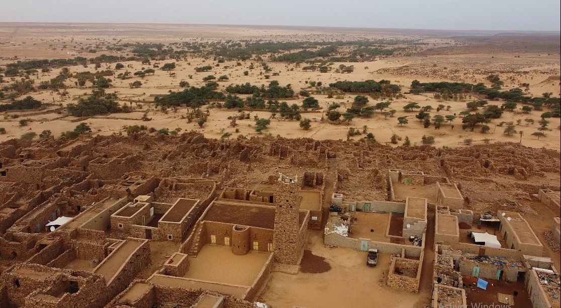 المئذنة قبيل أذان المغرب يظهر في الغرب بعض واحات المدينة