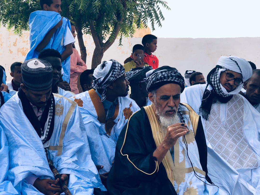 شيخ القرية الشيخ الحاج ولد المشري يرتدي عمامة الأخوة