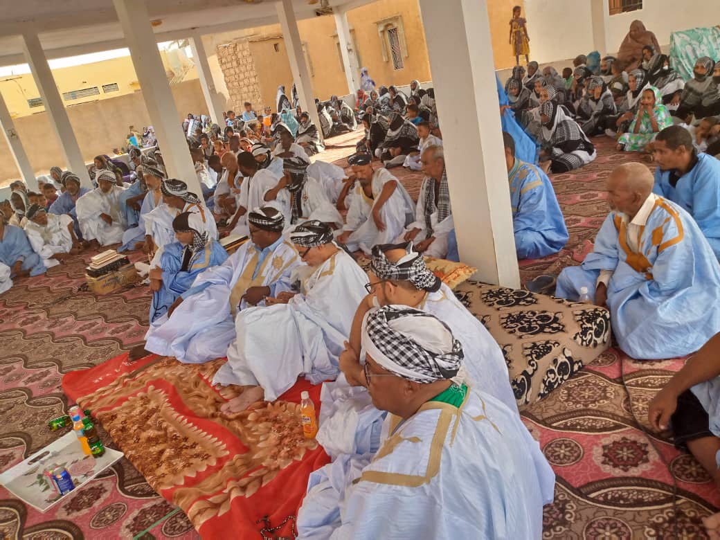 جمع من أبناء القرية وقد تعمموا بزي الأخوة