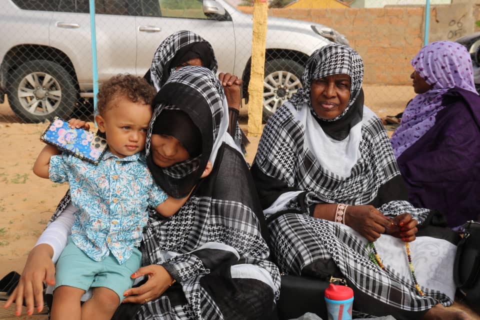 نسوة القرية وهن يرتدين زي الأخوة بكل ألوان الوطن